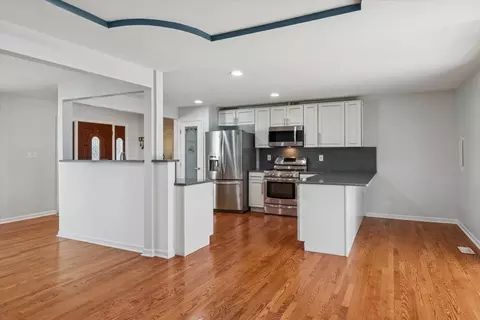 2214 Kingston Dr, Wheaton, IL 60189 photo 4