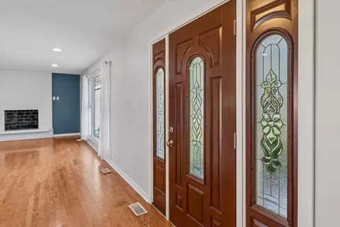 2214 Kingston Dr, Wheaton, IL 60189 photo 2