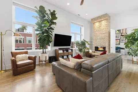 Living - Undisclosed, Chicago, IL 60622 photo 3 of 7