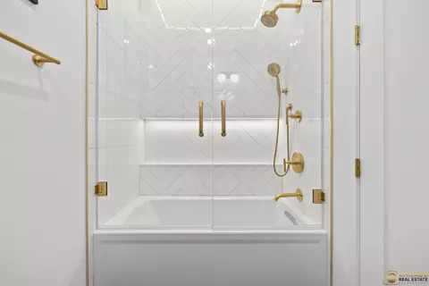 Bath - Undisclosed, Chicago, IL 60622 photo 4 of 4
