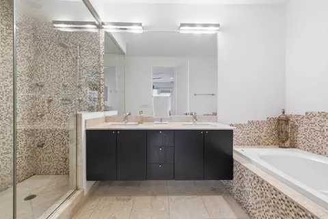 Bath - Undisclosed, Chicago, IL 60622 photo 1 of 4