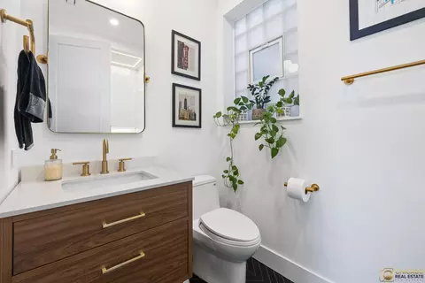 Bath - Undisclosed, Chicago, IL 60622 photo 3 of 4