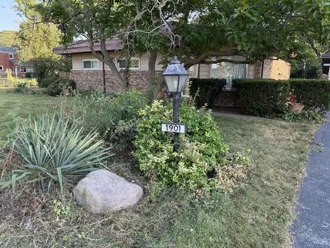 1901 W Plainfield Rd, La Grange Highlands, IL 60525