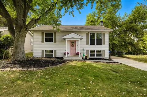 1324 Ewing St, Bloomington, IL 61701
