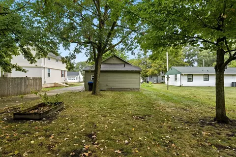 816 Bunn St, Bloomington, IL 61701 photo 24