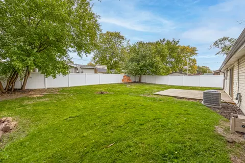 Exterior - 9448 Elm Ave, Mokena, IL 60448 photo 3 of 7