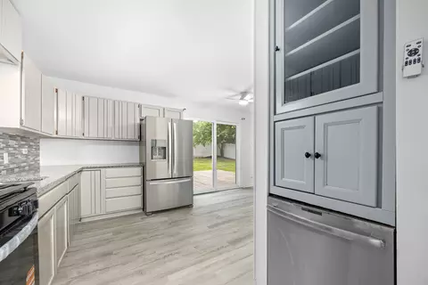 Kitchen - 9448 Elm Ave, Mokena, IL 60448 photo 6 of 6