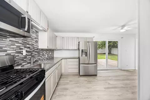 Kitchen - 9448 Elm Ave, Mokena, IL 60448 photo 4 of 6