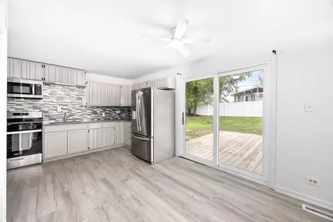 Kitchen - 9448 Elm Ave, Mokena, IL 60448 photo 2 of 6