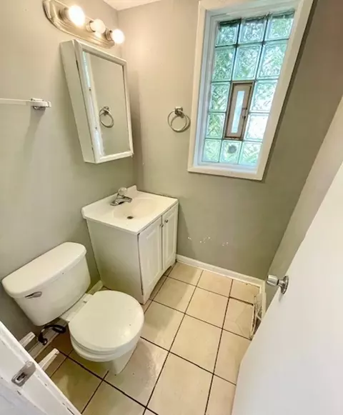 Bath - 11741 S Laflin St, Chicago, IL 60643 photo 1 of 2