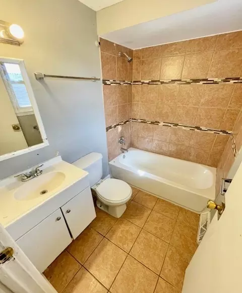 Bath - 11741 S Laflin St, Chicago, IL 60643 photo 2 of 2