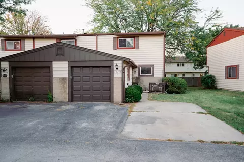 1221 Cedarwood Dr #F, Crest Hill, IL 60403
