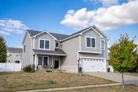 1626 Hunters Ridge Ct, Mahomet, IL 61853