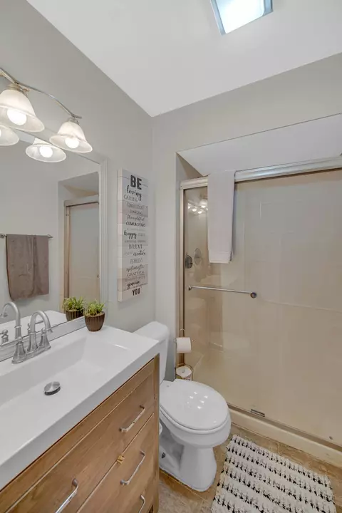 Bath - 5309 W 63rd St, Chicago, IL 60638 photo 5 of 5