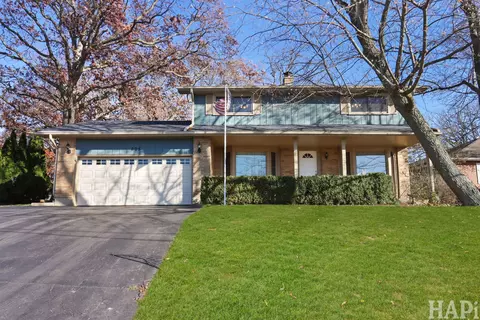 205 Lake Shore Dr, Lindenhurst, IL 60046