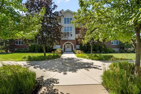 714 W 63rd St #202, Westmont, IL 60559