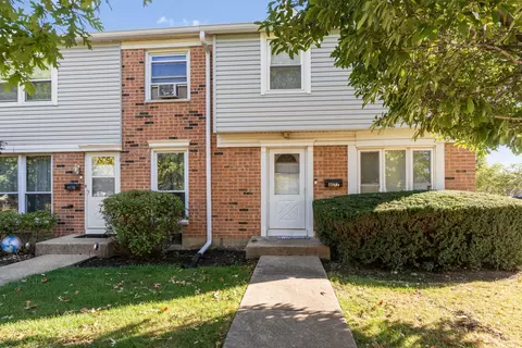 4077 Club Tree Dr, Streamwood, IL 60107