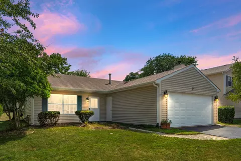 1438 Maple Ridge Ct, Carol Stream, IL 60188