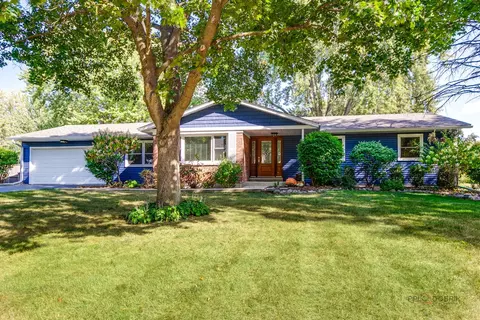 15040 W Clover Ln, Libertyville, IL 60048
