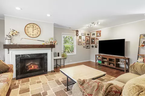 Living - 905 Wilshire Dr, Wheeling, IL 60090 photo 1 of 3