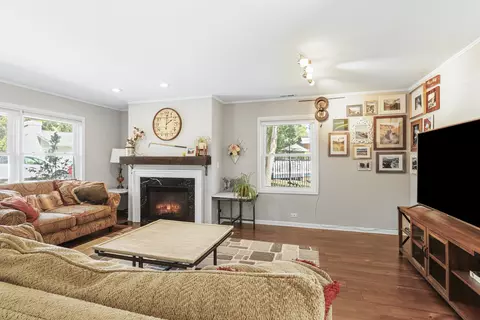 Living - 905 Wilshire Dr, Wheeling, IL 60090 photo 2 of 3