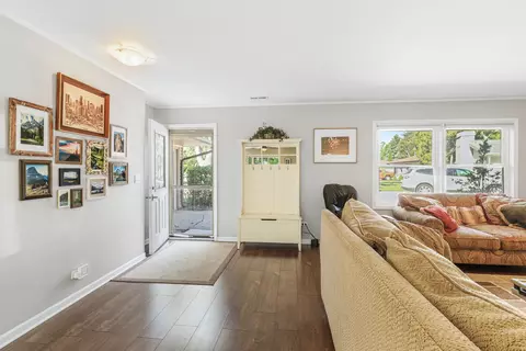 Entry Way - 905 Wilshire Dr, Wheeling, IL 60090 photo 1 of 2