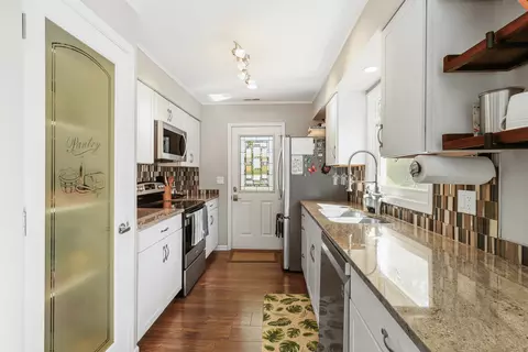 Kitchen - 905 Wilshire Dr, Wheeling, IL 60090 photo 1 of 4