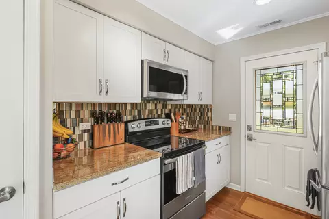 Kitchen - 905 Wilshire Dr, Wheeling, IL 60090 photo 2 of 4