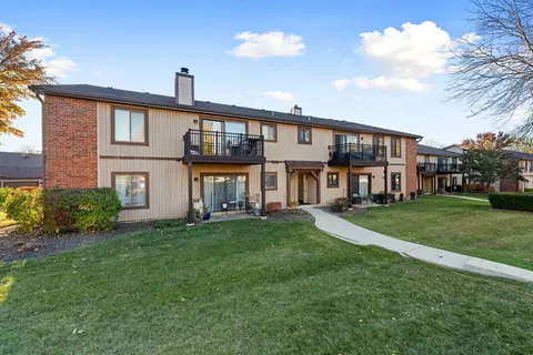 756 Rodenburg Rd #1C, Roselle, IL 60172