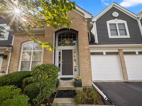 25 Wellesley Cir, Northbrook, IL 60062