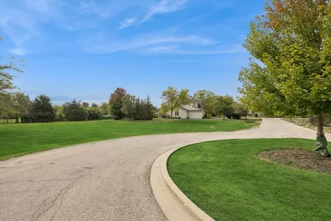 9060 Edinburgh Ct, Lakewood, IL 60014