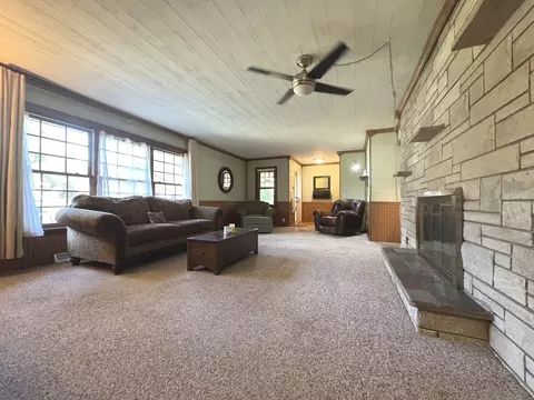 Living - 1686 E Bourbonnais St, Kankakee, IL 60901 photo 2 of 5