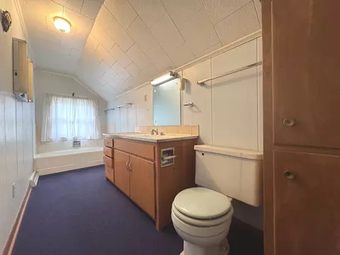 Bath - 1686 E Bourbonnais St, Kankakee, IL 60901 photo 3 of 4