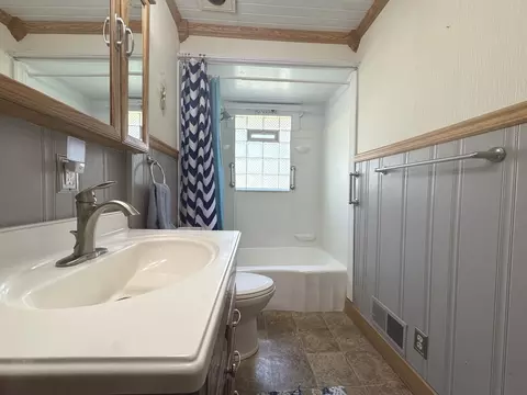 Bath - 1686 E Bourbonnais St, Kankakee, IL 60901 photo 1 of 4