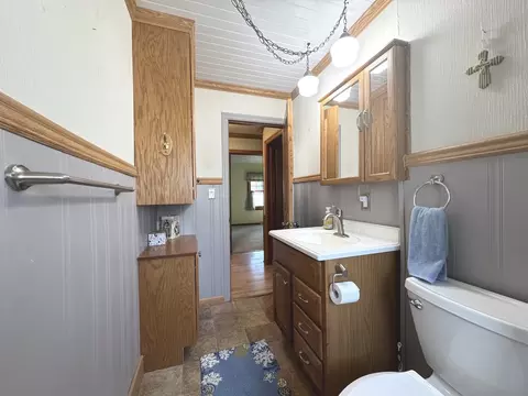 Bath - 1686 E Bourbonnais St, Kankakee, IL 60901 photo 2 of 4