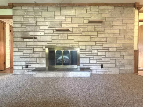 Living - 1686 E Bourbonnais St, Kankakee, IL 60901 photo 3 of 5