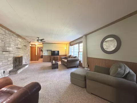 Living - 1686 E Bourbonnais St, Kankakee, IL 60901 photo 1 of 5