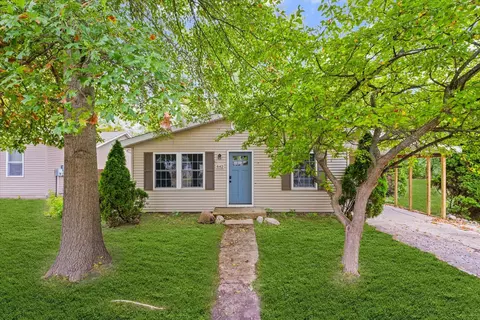 842 N Walnut St, Monticello, IL 61856