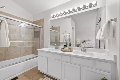 Bath - 147 Willow Bnd, Bolingbrook, IL 60490 photo 1 of 3