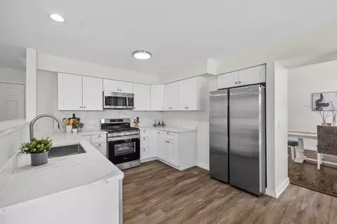 Kitchen - 147 Willow Bnd, Bolingbrook, IL 60490 photo 2 of 2