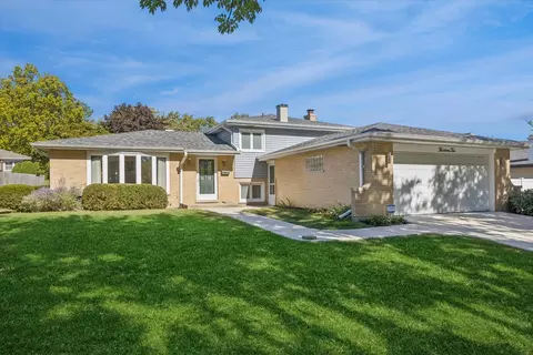 1310 Iroquois Ln, Darien, IL 60561
