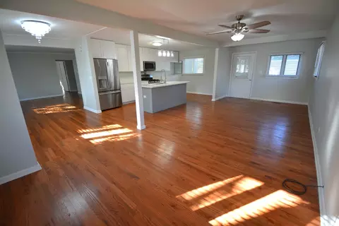 Living - Undisclosed, Hoffman Estates, IL 60169 photo 3 of 4