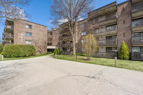 917 Vose Dr #304, Gurnee, IL 60031