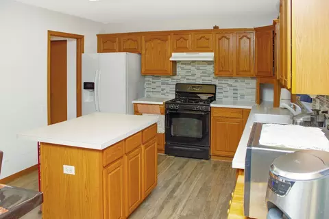 Kitchen - 2300 Vineyard Ct, Elgin, IL 60123 photo 2 of 2