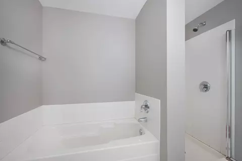 Bath - 5 E 14th Pl #806, Chicago, IL 60605 photo 2 of 3