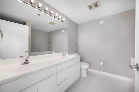 Bath - 5 E 14th Pl #806, Chicago, IL 60605 photo 1 of 3