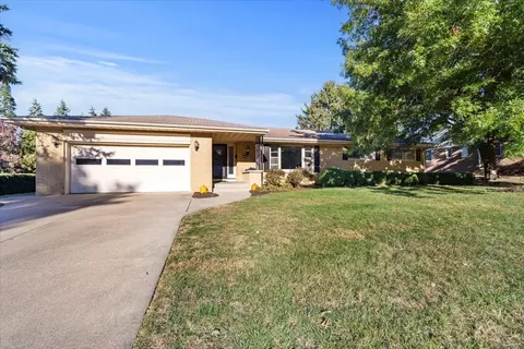 206 Imperial Dr, Bloomington, IL 61701