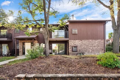 55 W 64th St #202, Westmont, IL 60559