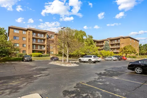 51 Old Oak Dr #302, Buffalo Grove, IL 60089
