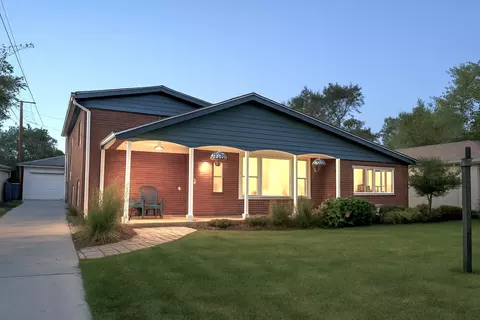 5009 W 105th St, Oak Lawn, IL 60453